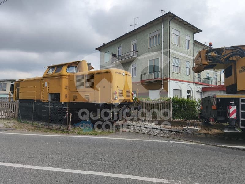 VALPERGA - Incidente sulla ferrovia Rivarolo-Pont: locomotore esce dai binari vicino al passaggio a livello del K11 - FOTO