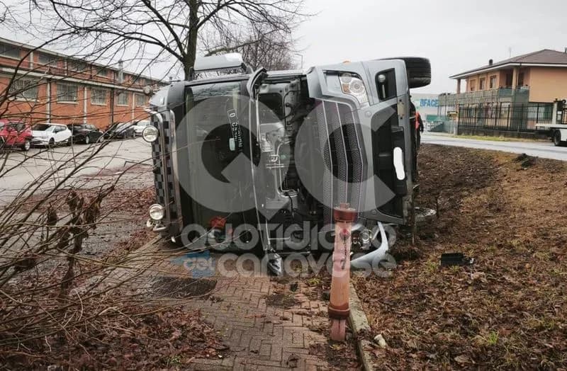 VALPERGA - Incidente sulla provinciale, camion ribaltato fuori strada: autotrasportatore in ospedale a Cuorgnè - FOTO