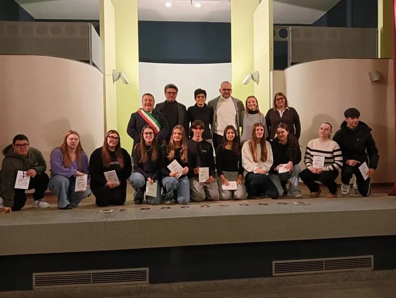 VALPERGA - Al teatro Fernandi consegnata la Costituzione ai neo diciottenni - FOTO