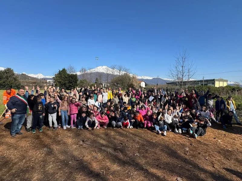 VALPERGA - «Piantiamo alberi per salvare il pianeta»: nuove piante collocate a scuola e davanti alla Rsa - FOTO