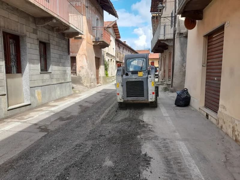 VALPERGA - Buche in strada, rattoppi fatti in via Martiri mentre prosegue lo scontro politico