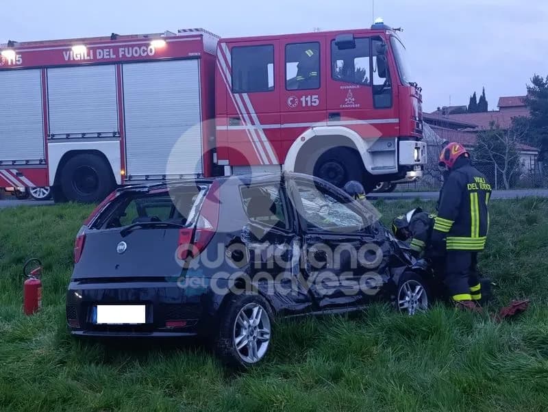 VALPERGA-SALASSA - Scontro sulla 460, auto finisce fuori strada: 21enne di Rivarolo Canavese ferito - FOTO e VIDEO