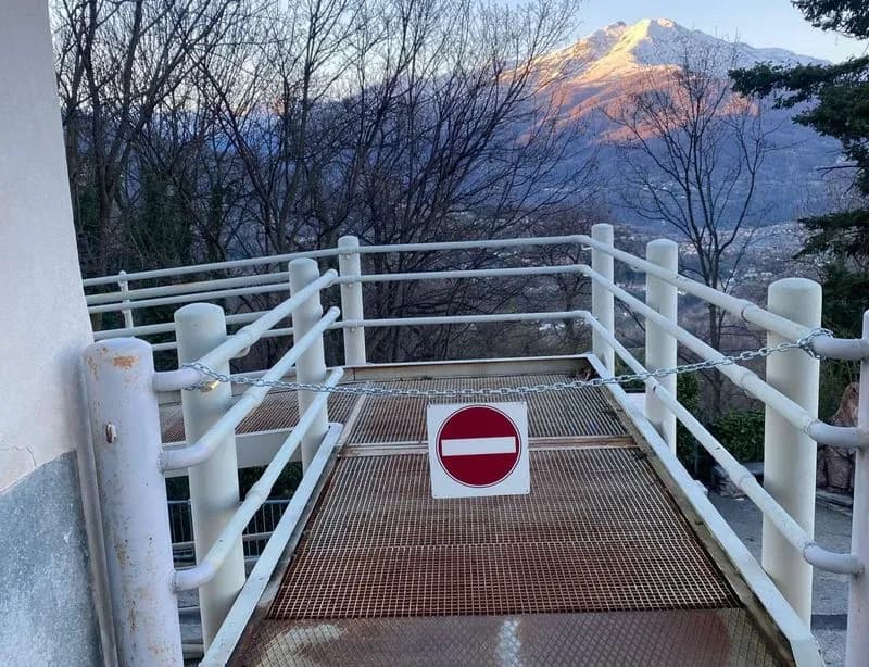 BELMONTE - Ciclisti indisciplinati al Santuario, usano la rampa dei disabili per raggiungere il sagrato: ora è stata chiusa