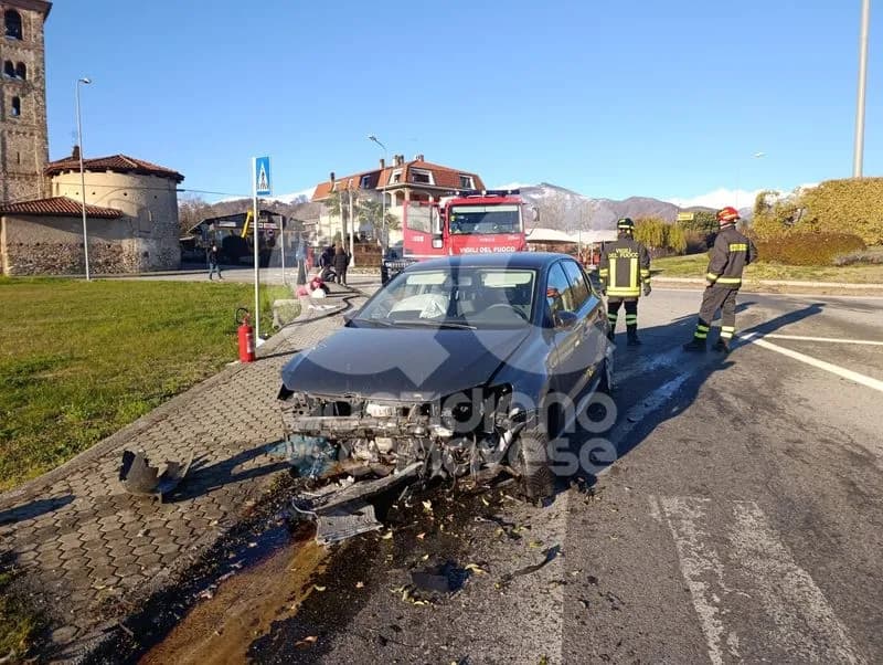 VALPERGA - Si schiantano con l'auto contro la rotonda sulla 460: cinque ragazzi feriti - FOTO