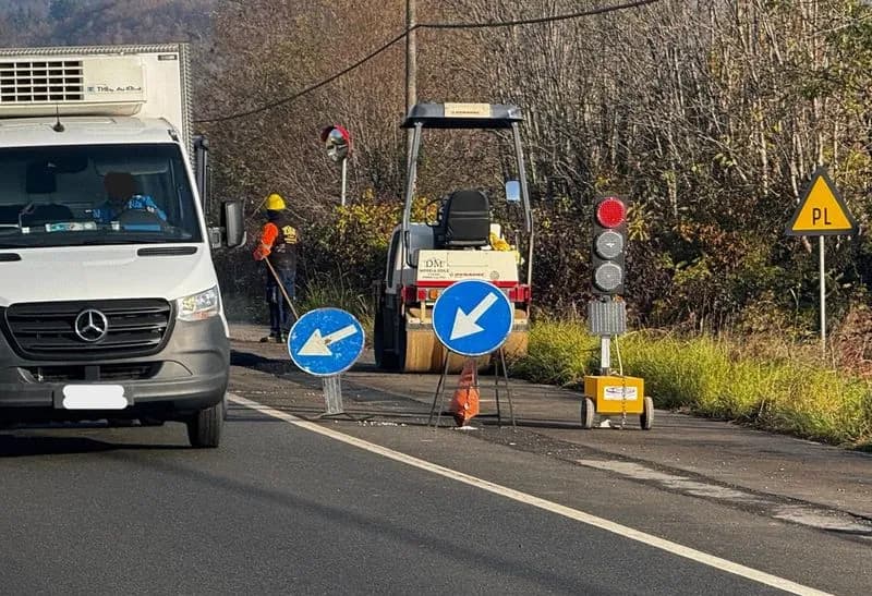 VALPERGA-CUORGNE' - Semaforo rotto, gazzarra in strada tra gli automobilisti rimasti incastrati nell'area cantiere