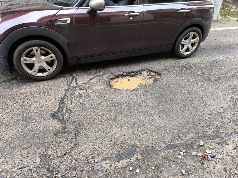 VALPERGA - Strade del centro piene di buche, il sindaco: «Lunedì la sistemazione dei tratti ammalorati» - FOTO