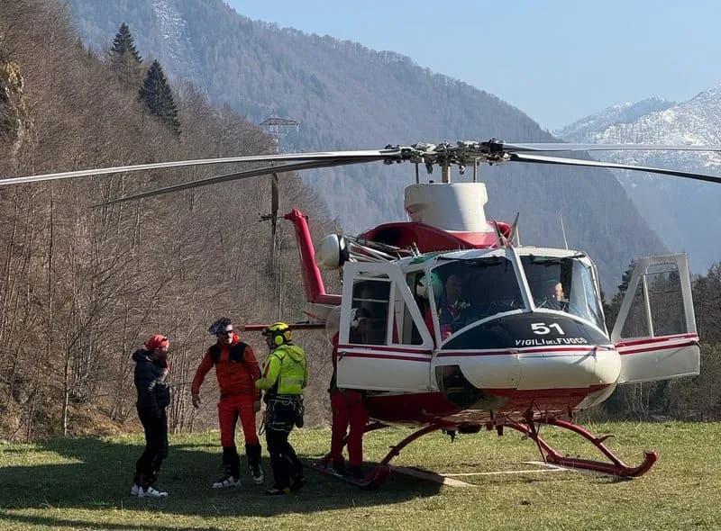 VALPRATO SOANA - Due escursionisti in difficoltà a 2500 metri di quota recuperati dall'elicottero Drago dei vigili del fuoco