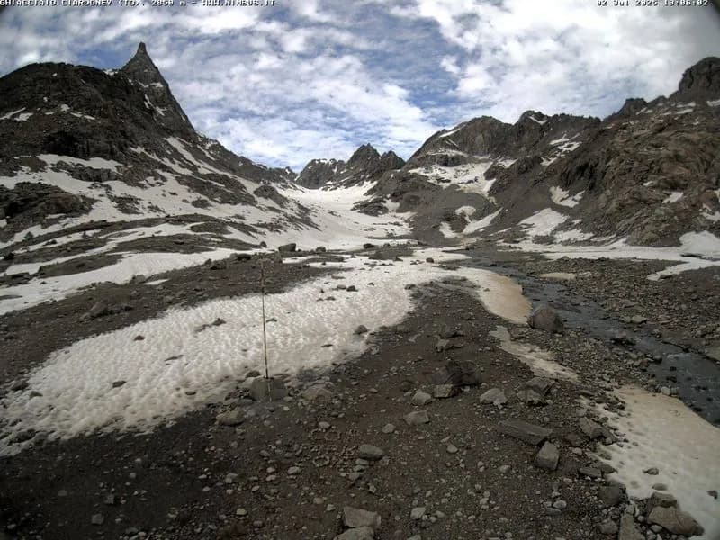 VALLE SOANA - Già evaporata la neve sul pianoro di fronte al ghiacciaio Ciardoney (a quota 2850 metri)