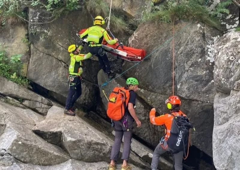 VALPRATO SOANA - Cade con la bici nella scarpata, recuperato con l'elicottero - FOTO