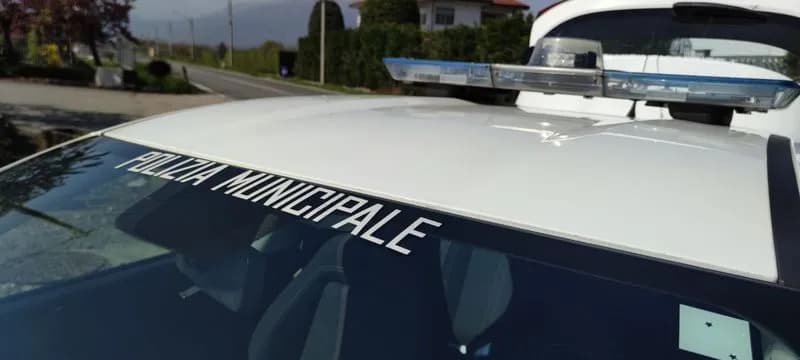 VEROLENGO - Incidente in via San Sebastiano, auto finisce ruote all'aria