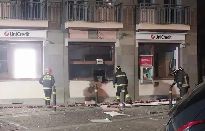 VOLPIANO - Torna a colpire la banda della marmotta: esploso il bancomat Unicredit di piazza XXV Aprile