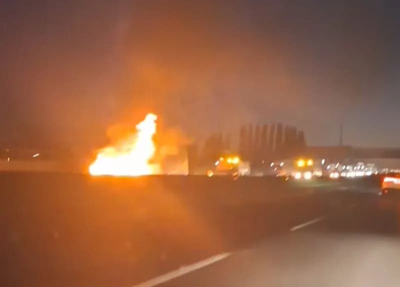 VOLPIANO - Auto prende fuoco dopo un incidente, tre chilometri di coda sull'autostrada in direzione Torino