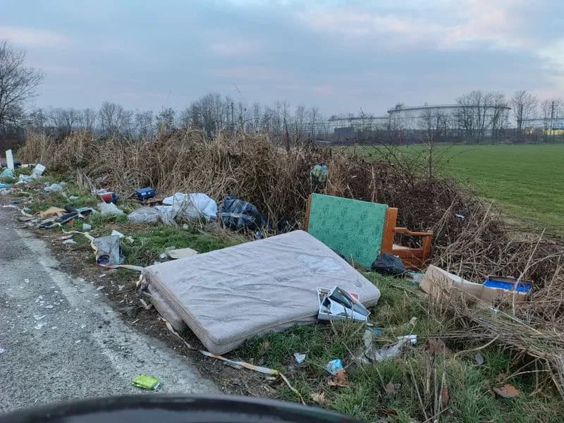 VOLPIANO - Mobili rotti, materassi e rifiuti di ogni genere: scoperta l'ennesima discarica a cielo aperto