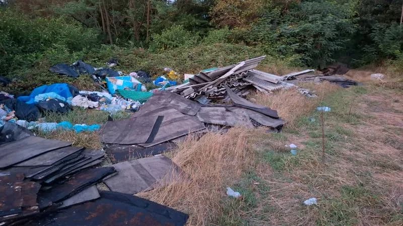 VOLPIANO - Catrame ed eternit abbandonati in aperta campagna: ennesimo scempio del territorio - FOTO