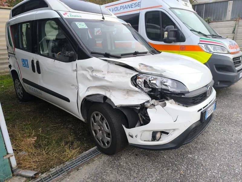 VOLPIANO - Il Doblò della Croce Bianca distrutto in un incidente, gara di solidarietà per acquistare un nuovo mezzo