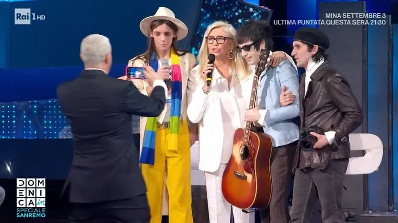 IL CANAVESE A SANREMO - Lucio Corsi gli dedica una canzone: il fotografo Francis Delacroix di Volpiano spopola a «Domenica In»