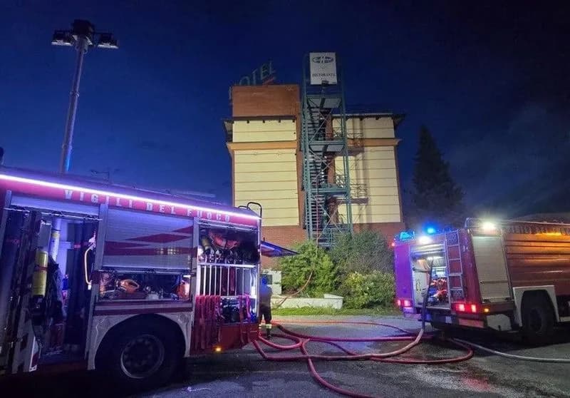 VOLPIANO - Incendio nell'hotel dismesso di via Brandizzo: intervento dei vigili del fuoco - FOTO