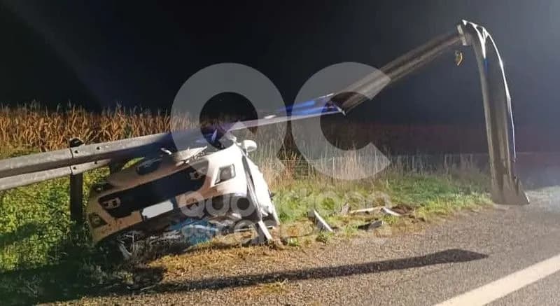 VOLPIANO - Brutto incidente sull'autostrada, vettura infilzata sotto il guard-rail: un ferito trasportato all'ospedale di Chivasso