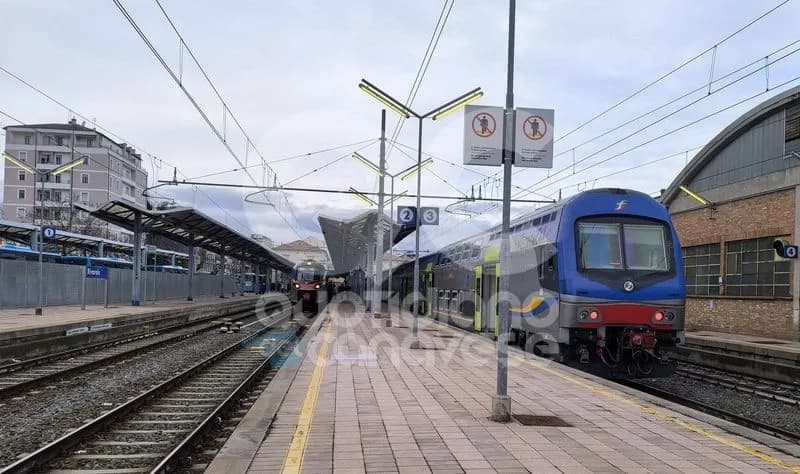 RIVAROLO-SETTIMO - Camion danneggia la linea elettrica a Volpiano, treni fermi sulla Sfm1