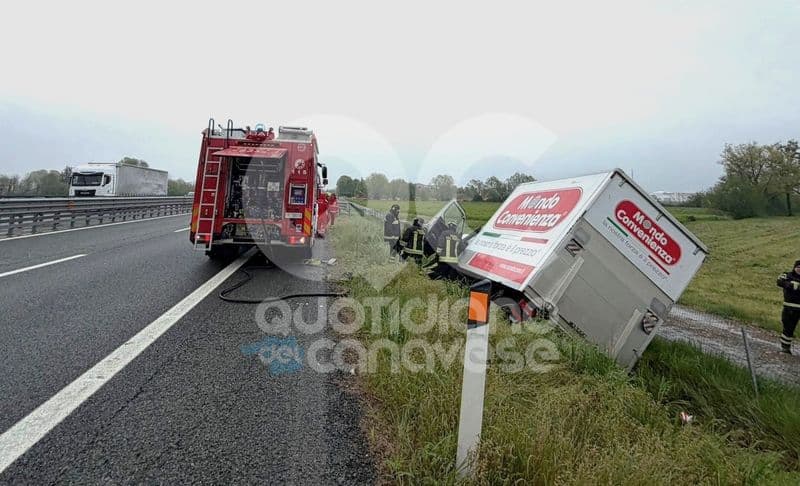 VOLPIANO - Furgone di «Mondo Convenienza» fuori strada sulla Torino-Aosta: conducente in ospedale