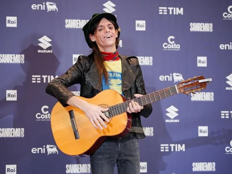 VOLPIANO - Il fotografo Francis Delacroix nell'ultima canzone di Lucio Corsi