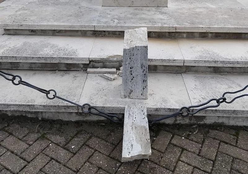 VOLPIANO - Danneggiato il monumento di piazza Italia: «Servono telecamere e più controlli»