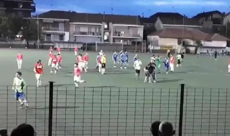CALCIO GIOVANILE - Rissa in campo, portiere del Volpiano e avversario squalificati per un anno - VIDEO RISSA