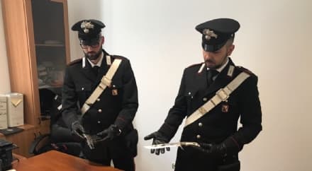 VOLPIANO-LEINI - Viaggia armato con coltelli e pistola: «Qualcuno vuole uccidermi». I carabinieri lo arrestano