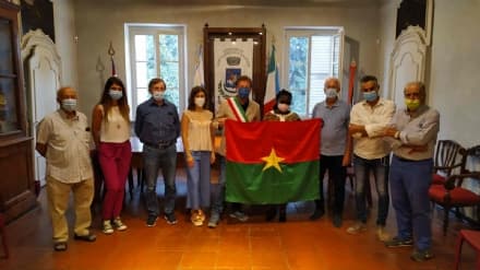 SAN MAURIZIO CANAVESE - La bandiera del Burkina Faso consegnata al sindaco