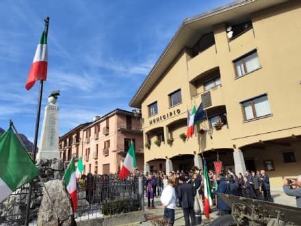 LOCANA - 4 novembre, restaurato il monumento ai caduti - FOTO