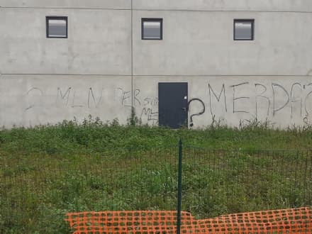 PAVONE CANAVESE - Nuovo salone pluriuso non ancora completato e già vandalizzato