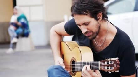 CHIVASSO - Il chitarrista Emanuel Diego Victor è il Miglior artista di strada d'Italia