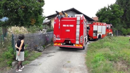 CASTELLAMONTE - Auto prende fuoco sotto una tettoia
