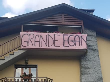 SAN COLOMBANO BELMONTE - Il paese si colora di rosa: un omaggio ad Egan Bernal - FOTO