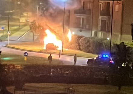 LEINI' - L'auto prende fuoco dopo lo schianto in via Lombardore: salvi i tre ragazzi a bordo