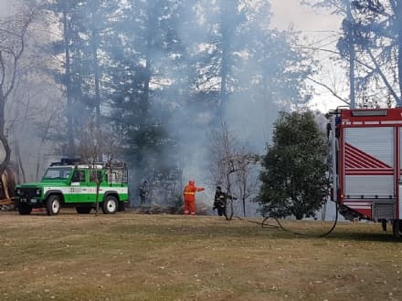 FORNO - Incendio vicino alle case: Aib e pompieri al lavoro - FOTO
