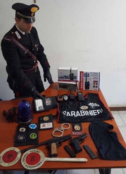 CHIVASSO - Distintivi di polizia e carabinieri in casa: denunciato