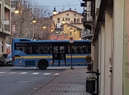 CUORGNE' - Pullman incastrato in via Torino e nuove lamentele per i lavori di riqualificazione