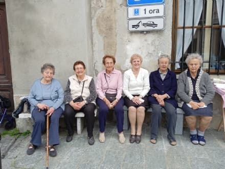 CANDIA CANAVESE - Riqualificata la panchina delle nonne di via VII Martiri, piccola festa per ringraziare il Comune