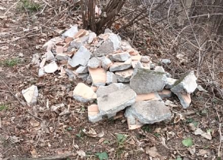 VALPERGA - I boschi vicino al castello trasformati in discarica